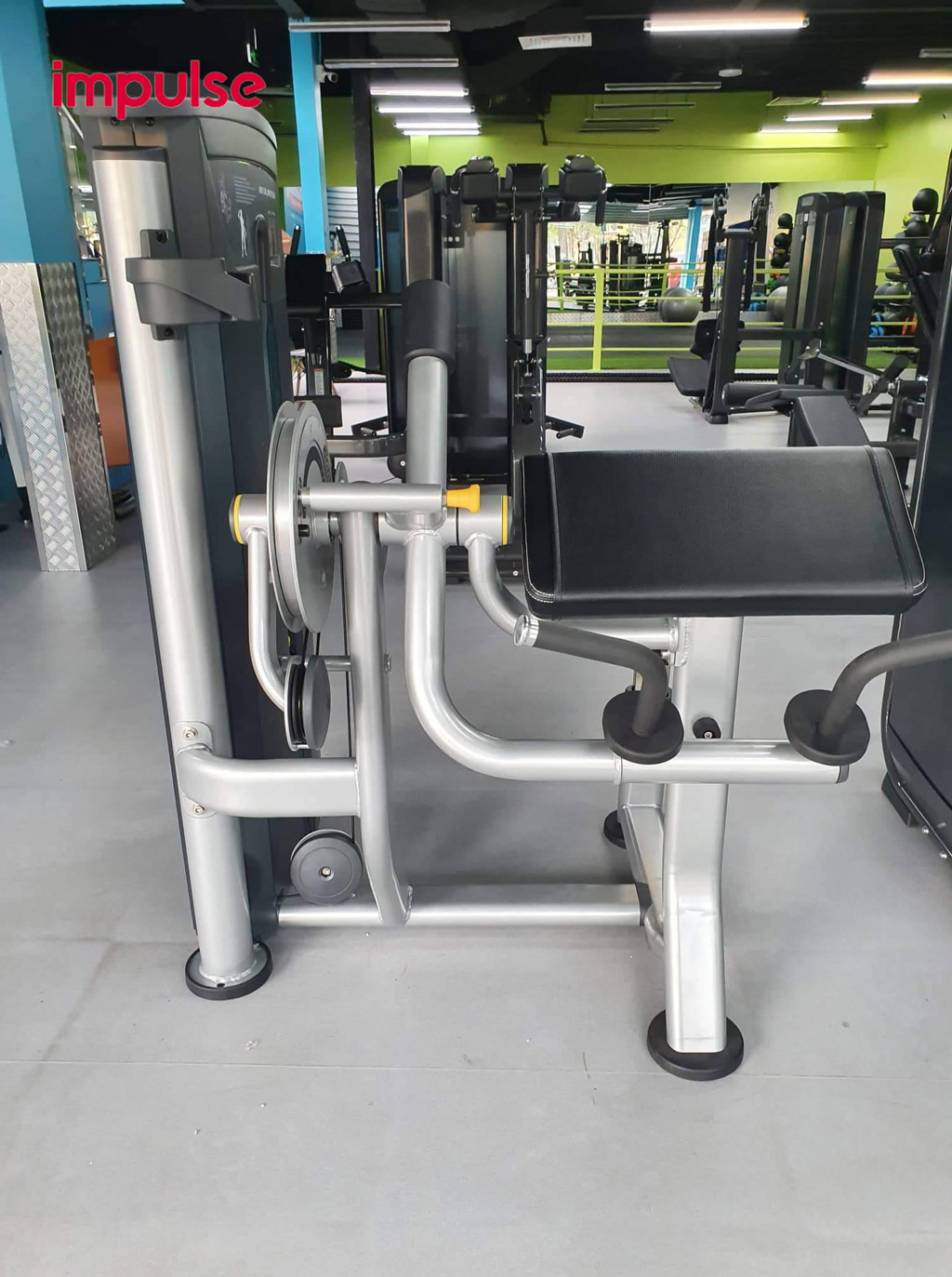 Máy tập chân cao cấp tại phòng tập The New Gym